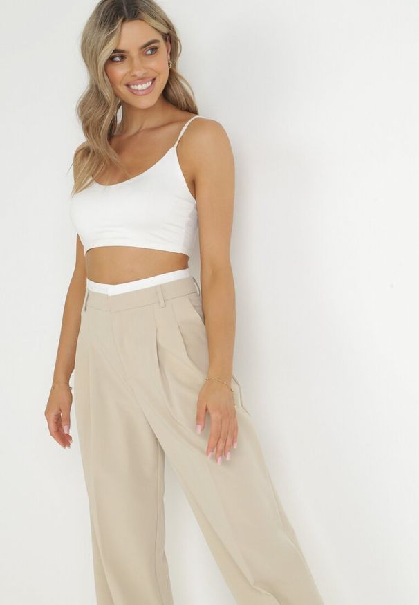 Born2be - Beżowe Szerokie Spodnie w Kant z Wysoką Talią Balalis. Okazja: na co dzień. Stan: podwyższony. Kolor: beżowy. Styl: klasyczny, casual, elegancki