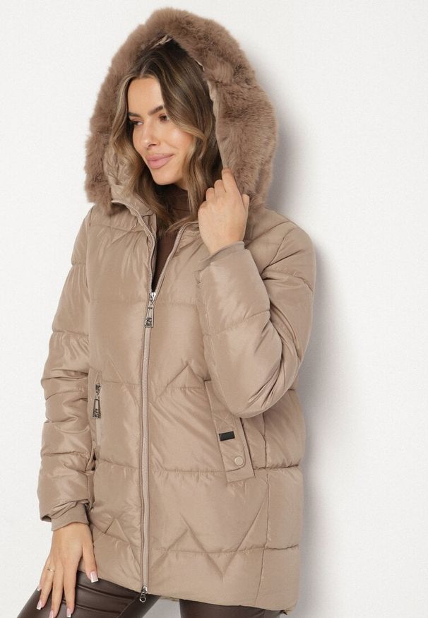 Born2be - Beżowa Pikowana Kurtka o Pudełkowym Kroju z Kapturem z Futerkiem Rearria. Okazja: na co dzień. Typ kołnierza: kaptur. Kolor: beżowy. Materiał: futro. Sezon: zima. Styl: casual, klasyczny