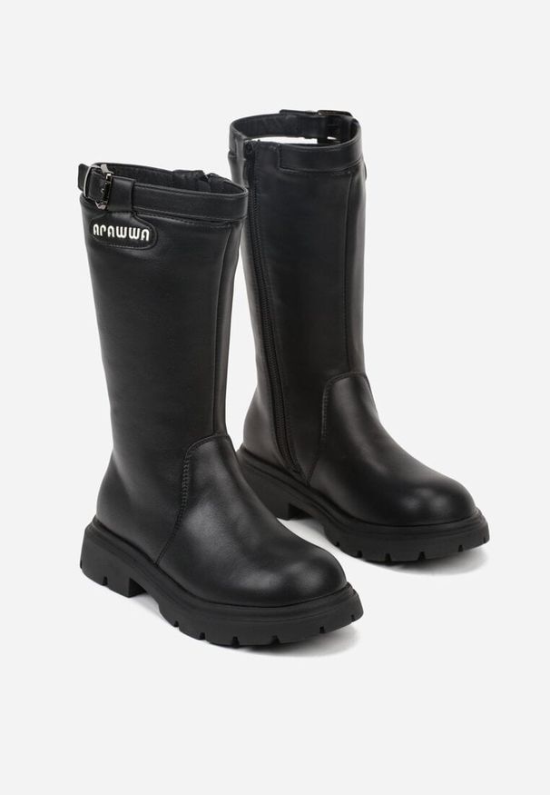 Born2be - Czarne Kozaki Oficerki z Paskiem z Klamerką i Aplikacją z Napisem Fenissea. Okazja: na uczelnię, na co dzień. Zapięcie: pasek. Kolor: czarny. Materiał: jeans. Wzór: aplikacja, napisy. Styl: casual