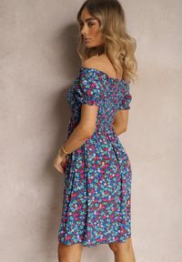 Renee - Granatowa Hiszpanka Sukienka z Wiskozy w Kwiatowy Wzór z Gumką w Pasie Silemia. Okazja: na co dzień. Typ kołnierza: dekolt hiszpanka. Kolor: niebieski. Materiał: wiskoza. Wzór: kwiaty. Typ sukienki: proste, rozkloszowane. Styl: elegancki, casual