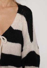 Born2be - Czarny Wiązany Kardigan Oversize w Paski z Dodatkiem Wełny i Wiskozy Retire. Kolor: czarny. Materiał: wełna, wiskoza. Wzór: paski #7