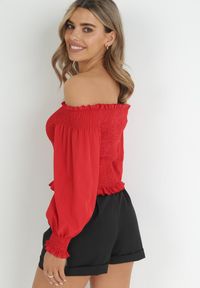 Born2be - Czerwona Marszczona Bluzka Hiszpanka z Suwakiem z Cyrkoniami Leanny. Typ kołnierza: dekolt hiszpanka. Kolor: czerwony #3