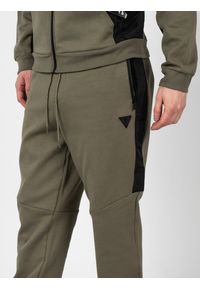 Guess Spodnie "Remy" | X3GQ04K9PM0 | Mężczyzna | Khaki. Kolor: brązowy. Materiał: poliester, bawełna. Wzór: aplikacja. Styl: elegancki