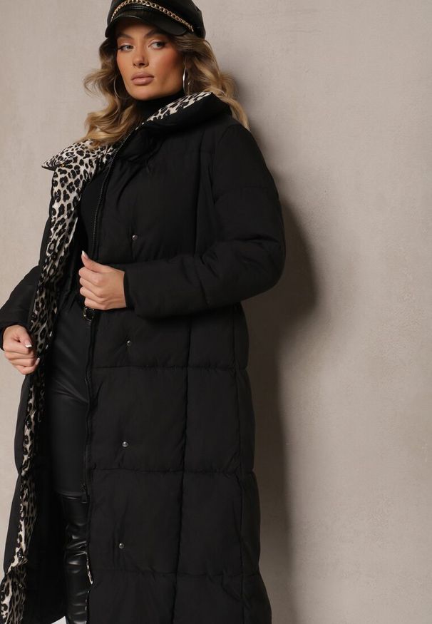 Renee - Czarno-Beżowa Długa Kurtka z Pikowanymi Przeszyciami i Kołnierzem w Panterkę Wiązana w Talii Tilfezi. Okazja: na co dzień. Kolor: czarny. Materiał: jeans, skóra. Długość: długie. Wzór: motyw zwierzęcy. Styl: klasyczny, elegancki, casual