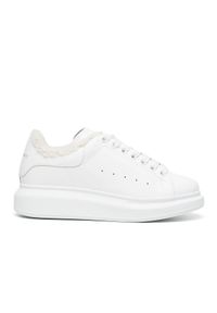 Alexander McQueen - ALEXANDER MCQUEEN - Białe sneakersy z kożuchem. Nosek buta: okrągły. Zapięcie: sznurówki. Kolor: biały. Materiał: guma. Wzór: gładki