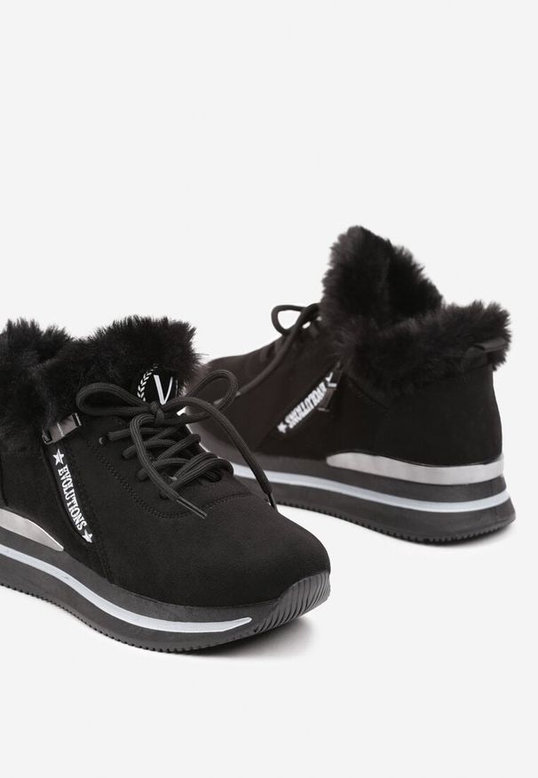 Born2be - Czarne Płaskie Sneakersy Ozdobione Futerkiem i Napisem Tarvina. Okazja: na co dzień, na spotkanie biznesowe, do pracy. Zapięcie: sznurówki. Kolor: czarny. Materiał: futro. Wzór: napisy, aplikacja