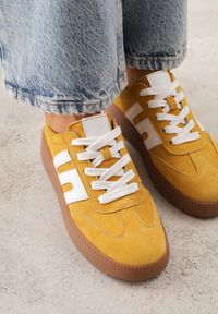 Renee - Żółte Sneakersy Skórzane w Stylu Tenisówek z Geometrycznym Wzorem Eshiryla. Okazja: na co dzień. Kolor: żółty. Materiał: skóra. Wzór: geometria #3