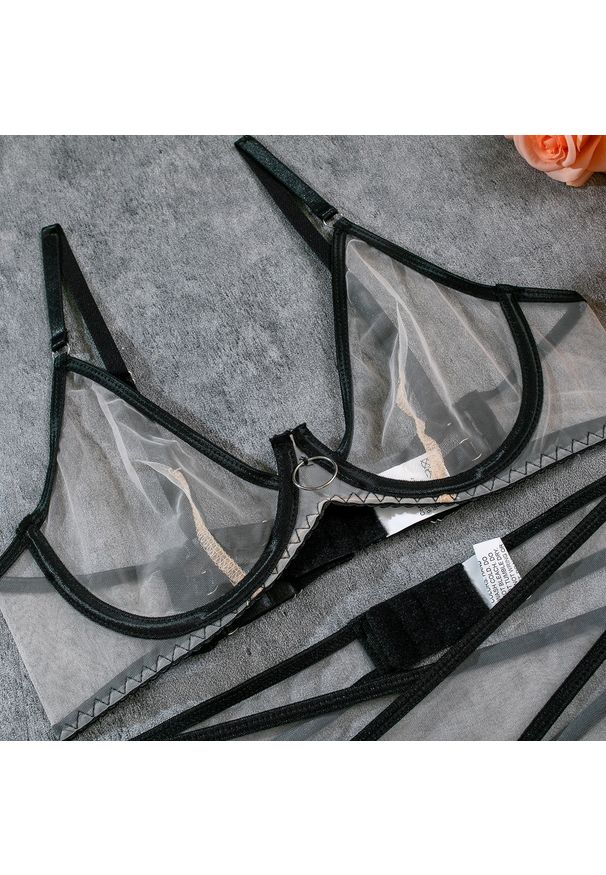 Intica - Komplet bielizny z regulowanymi detalami na romantyczne wieczory Marlen. Kolor: czarny. Materiał: materiał, skóra