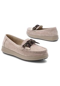 Mokasyny damskie Filippo, o klasycznym kroju z cholewką ze skóry naturalnej osadzone na lekkiej elastycznej podeszwie z dekoracyjną kokardą, beżowe,. Kolor: beżowy. Materiał: skóra. Szerokość cholewki: normalna. Styl: klasyczny #4
