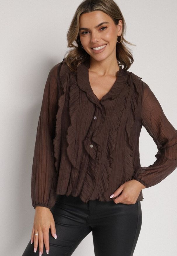 Born2be - Brązowa Bluzka Koszulowa z Dekoltem w Serek Zdobiona Falbankami Nailiphis. Okazja: na co dzień, do pracy, na spotkanie biznesowe. Typ kołnierza: dekolt w serek, kołnierz z falbankami. Kolor: brązowy. Materiał: jeans. Wzór: aplikacja. Styl: biznesowy, klasyczny, casual, elegancki