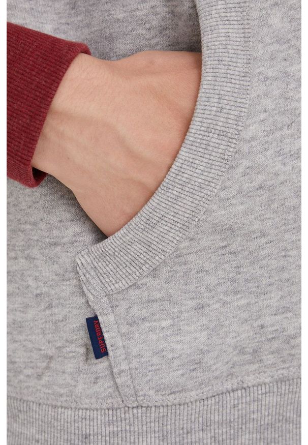 Superdry bluza męska kolor szary z kapturem melanżowa. Okazja: na co dzień. Typ kołnierza: kaptur. Kolor: szary. Materiał: dzianina, bawełna. Długość rękawa: raglanowy rękaw. Wzór: melanż. Styl: casual