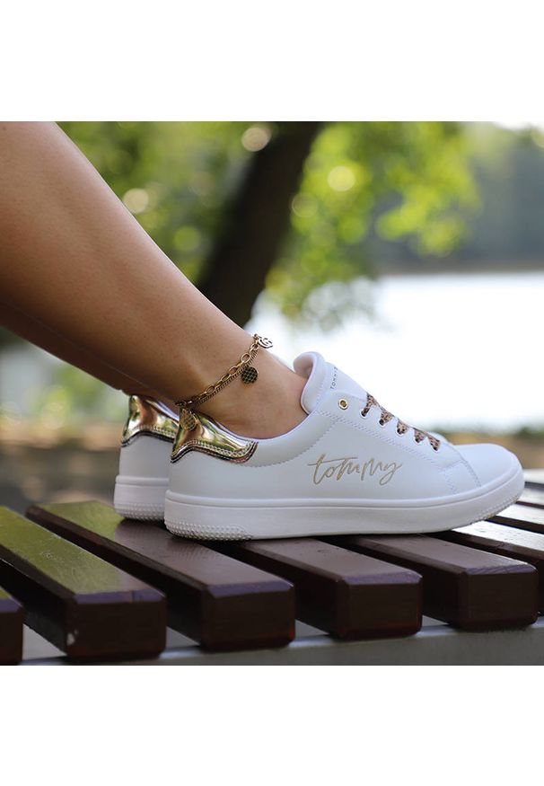Sneakersy TOMMY HILFIGER Low Cut Lace-Up T3A4-31161-1242X048 White/Platinum X048. Okazja: na co dzień. Zapięcie: sznurówki. Materiał: jeans, skóra ekologiczna, materiał. Szerokość cholewki: normalna. Wzór: motyw zwierzęcy, napisy. Styl: casual