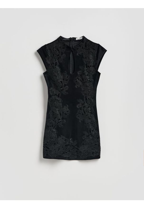 Reserved - Sukienka mini ze zdobieniem - czarny. Kolor: czarny. Materiał: dzianina. Wzór: aplikacja. Typ sukienki: proste. Długość: mini
