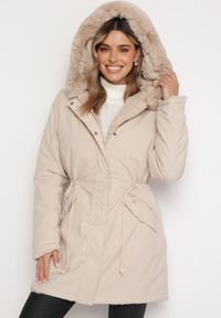 Born2be - Jasnobeżowa Kurtka z Kapturem i Ozdobnym Futerkiem Lutiena. Typ kołnierza: kaptur. Kolor: beżowy. Materiał: futro #1