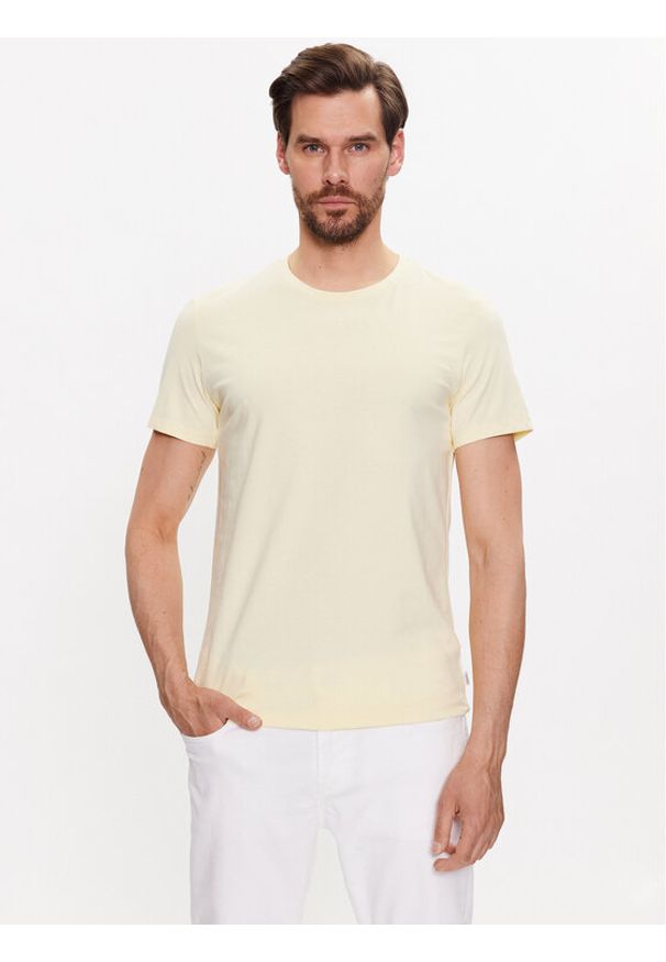 Casual Friday T-Shirt 20503063 Żółty Slim Fit. Okazja: na co dzień. Kolor: żółty. Materiał: bawełna. Styl: casual