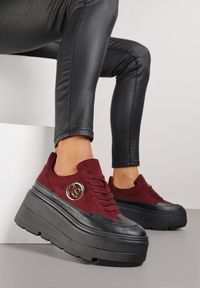 Born2be - Czarno-Bordowe Sneakersy Vices na Platformie Zdobione Okrągłą Aplikacją Wodvire. Okazja: na co dzień, na spacer. Nosek buta: okrągły. Kolor: czarny. Materiał: jeans. Szerokość cholewki: normalna. Wzór: aplikacja. Obcas: na platformie. Sport: turystyka piesza