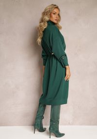 Renee - Ciemnozielona Sweterkowa Sukienka Pudełkowa z Paskiem Helenems. Typ kołnierza: golf. Kolor: zielony. Materiał: dzianina. Wzór: jednolity. Długość: midi #2