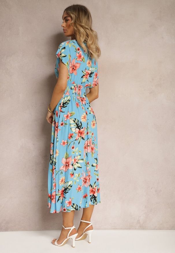 Renee - Niebieska Kopertowa Sukienka w Kwiaty z Gumką w Talii Nobbia. Okazja: na co dzień. Kolor: niebieski. Materiał: bawełna. Wzór: kwiaty. Typ sukienki: kopertowe. Styl: casual