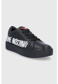 Love Moschino Buty kolor czarny na płaskiej podeszwie. Nosek buta: okrągły. Zapięcie: sznurówki. Kolor: czarny. Materiał: guma. Obcas: na płaskiej podeszwie