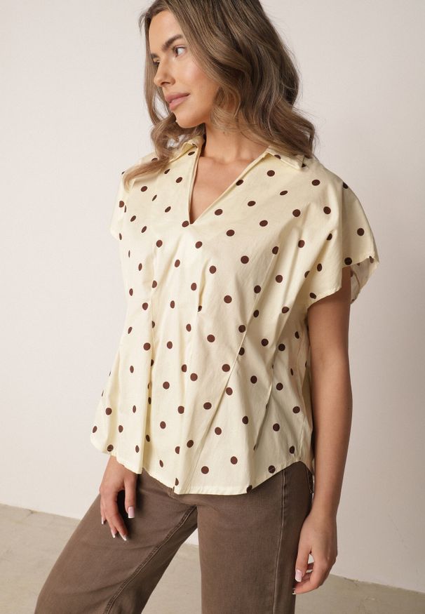 Born2be - Żółta Bluzka o Fasonie Oversize w Kropki z Bawełny Pireia. Okazja: do pracy, na co dzień. Kolor: żółty. Materiał: bawełna. Długość: długie. Wzór: kropki. Styl: casual