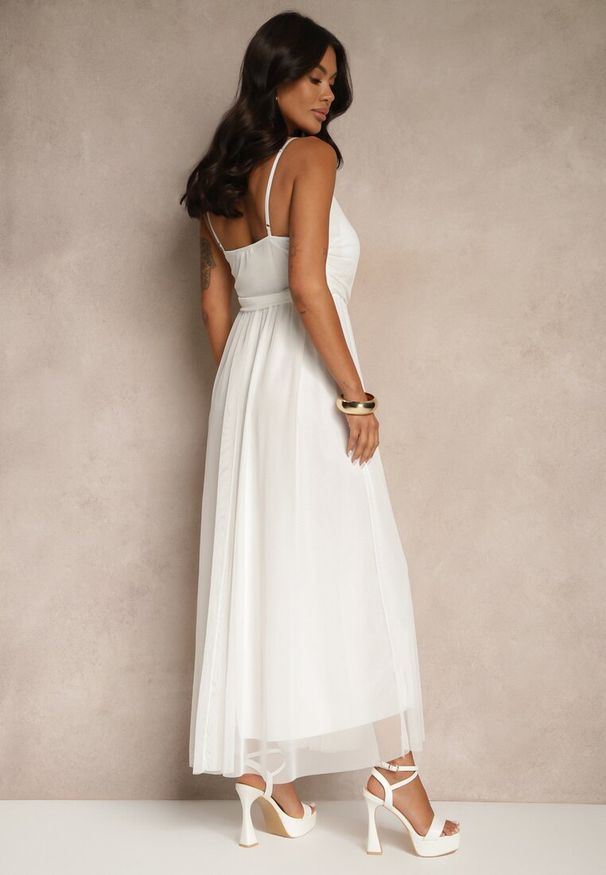 Renee - Biała Sukienka Koktajlowa Ozdobiona Tiulowym Materiałem Deviora. Okazja: na imprezę, na co dzień, na randkę. Kolor: biały. Materiał: materiał, tiul. Długość rękawa: na ramiączkach. Wzór: aplikacja. Styl: wizytowy