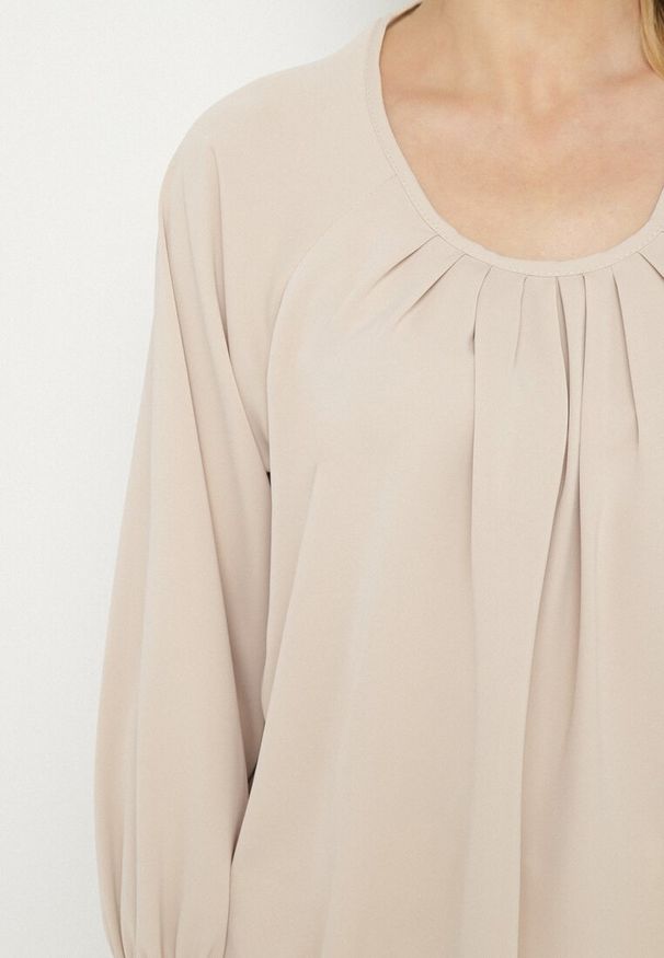 Born2be - Beżowa Bluzka z Ozdobnymi Falbankami Emitta. Okazja: na co dzień, na spotkanie biznesowe, do pracy. Typ kołnierza: kołnierz z falbankami. Kolor: beżowy. Długość rękawa: długi rękaw. Długość: długie. Styl: biznesowy, casual, elegancki