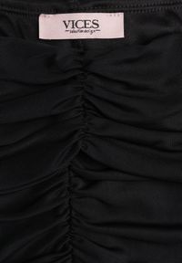 Born2be - Czarna Siateczkowa Bluzka VICES z Odkrytymi Ramionami Ozdobiona Marszczeniem Tuvita. Okazja: na co dzień. Kolor: czarny. Materiał: jeans. Wzór: aplikacja. Styl: casual #7