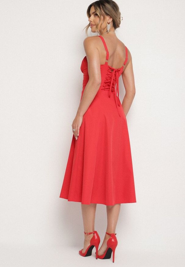 Born2be - Czerwona Rozkloszowana Gorsetowa Sukienka Vices Ozdobiona Wiązaniem Ralethea. Typ kołnierza: dekolt gorset. Kolor: czerwony. Długość rękawa: na ramiączkach. Wzór: aplikacja. Typ sukienki: gorsetowe. Styl: elegancki