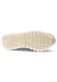 Półbuty damskie Hispanitas, ze skóry naturalnej z wsuwanym krojem i ozdobą na podbiciu posiada przeszycia na cholewce, beżowe, HV264834 Formentera-V2. Okazja: na co dzień. Kolor: beżowy. Materiał: skóra. Szerokość cholewki: normalna. Wzór: aplikacja. Sezon: wiosna, lato. Styl: casual, elegancki, klasyczny #5