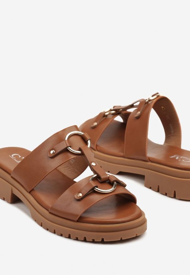 Renee - Brązowe Klapki Ozdobione Metalicznymi Aplikacjami Norlexia. Okazja: na co dzień. Kolor: brązowy. Wzór: aplikacja. Obcas: na obcasie. Styl: elegancki, casual. Wysokość obcasa: średni