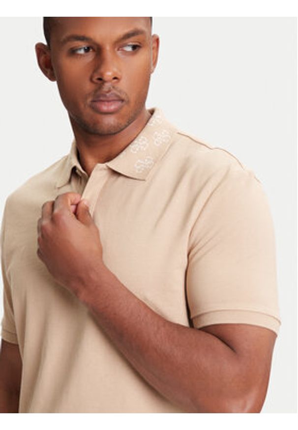 Guess Polo M5YP34 KCJV1 Beżowy Regular Fit. Typ kołnierza: polo. Kolor: beżowy. Materiał: bawełna