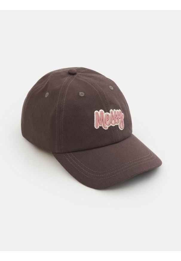 Sinsay - Czapka z daszkiem z haftem - brązowy. Kolor: brązowy. Wzór: haft