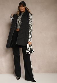 Renee - Czarna Pikowana Kamizelka o Taliowanym Kroju z Kapturem Tulonea. Okazja: na co dzień. Typ kołnierza: kaptur. Kolor: czarny. Materiał: jeans. Styl: casual