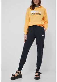 New Balance spodnie damskie kolor czarny z nadrukiem. Kolor: czarny. Wzór: nadruk
