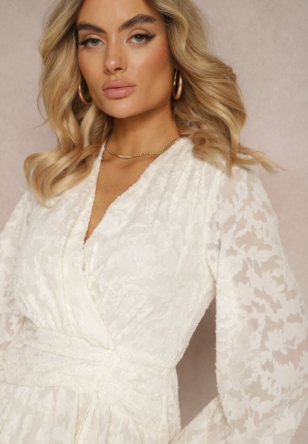 Renee - Jasnobeżowa Kopertowa Sukienka Rozkloszowana Mini z Tkaniny Plumeti Haetna. Kolor: beżowy. Materiał: tkanina. Wzór: kropki. Typ sukienki: kopertowe. Długość: mini