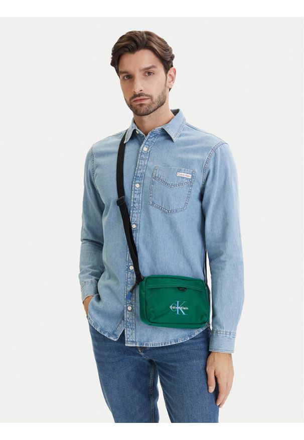 Calvin Klein Saszetka Bold Camera Bag LV04D3117G Zielony. Kolor: zielony. Materiał: materiał