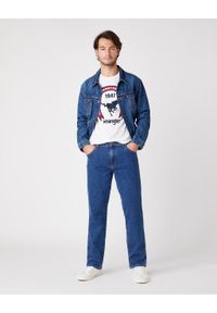 Wrangler - MĘSKI T-SHIRT WRANGLER SS AMERICANA TEE WHITE W7AGD3989 112131338. Okazja: do pracy, na uczelnię, na co dzień, na imprezę. Typ kołnierza: okrągły. Materiał: jeans, bawełna, materiał, tkanina, denim. Długość rękawa: krótki rękaw. Długość: krótkie. Wzór: aplikacja, nadruk, napisy. Sezon: lato. Styl: klasyczny, retro, vintage, casual