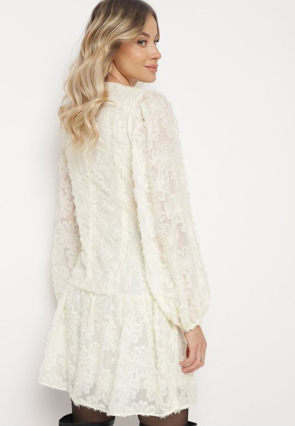 Born2be - Jasnobeżowa Koronkowa Sukienka z Kopertowym Dekoltem i Marszczeniami Labisse. Kolor: beżowy. Materiał: koronka. Typ sukienki: kopertowe. Styl: klasyczny