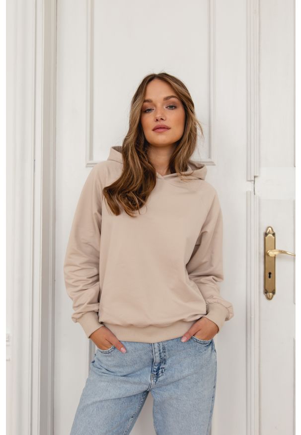 BLUZA MILA PIASKOWA S - Flawless. Okazja: do pracy, na spotkanie biznesowe. Typ kołnierza: kaptur. Materiał: bawełna, dzianina, dresówka. Styl: klasyczny, wakacyjny, sportowy, biznesowy, retro