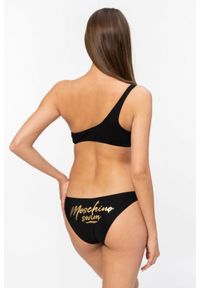 MOSCHINO Czarny dół od bikini ze złotym logo. Kolor: czarny. Wzór: nadruk