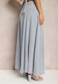 Renee - Jasnoniebieska Bawełniana Spódnica Maxi Rozkloszowana z Jeansu z Ozdobnym Łańcuszkiem Viralle. Kolor: niebieski. Materiał: jeans, bawełna. Sezon: lato. Styl: boho, elegancki