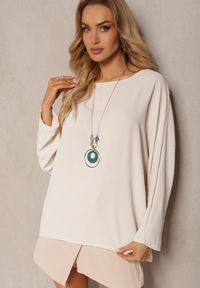 Renee - Beżowa Bluzka o Fasonie Nietoperza z Naszyjnikiem Kenola. Kolor: beżowy. Styl: elegancki #5