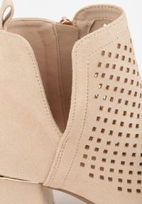 Born2be - Beżowe Botki Vices na Słupku z Metaliczną Wstawką i Ażurowym Zdobieniem Vleferdia. Kolor: beżowy. Wzór: ażurowy, aplikacja. Obcas: na słupku #10