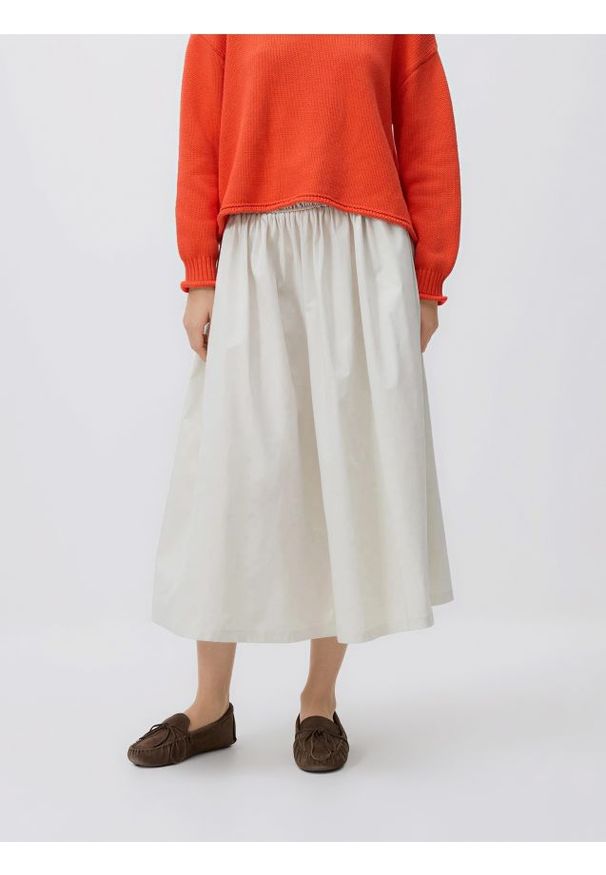 Reserved - Spódnica midi z wiązaniem - złamana biel. Materiał: dzianina