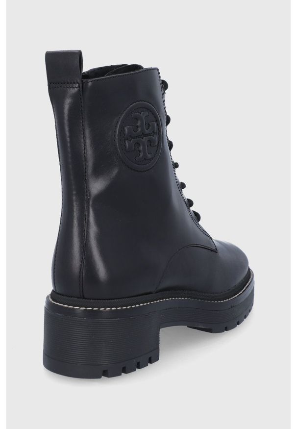 Tory Burch Workery Miller damskie kolor czarny na płaskim obcasie. Nosek buta: okrągły. Kolor: czarny. Materiał: guma, skóra. Obcas: na obcasie. Wysokość obcasa: niski