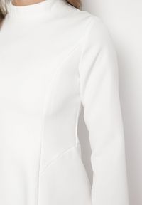 Born2be - Biała Taliowana Sukienka o Rozkloszowanym Dole Virvesa. Okazja: na co dzień. Kolor: biały. Styl: casual, elegancki #5