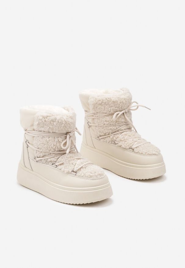 Renee - Beżowe Śniegowce Vices na Platformie ze Sznurowaniem i Futerkiem Nomicea. Kolor: beżowy. Materiał: futro. Szerokość cholewki: normalna. Sezon: zima. Obcas: na platformie