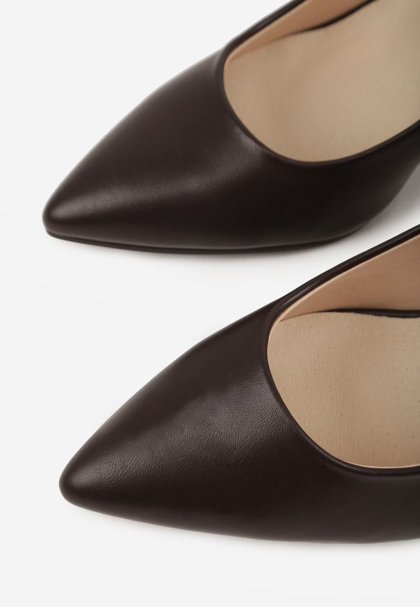 Born2be - Brązowe Klasyczne Czółenka na Słupku ze Skórzaną Wkładką i Metaliczną Ozdobą Bralita. Nosek buta: otwarty. Kolor: brązowy. Materiał: skóra. Wzór: aplikacja. Obcas: na słupku. Styl: klasyczny. Wysokość obcasa: średni