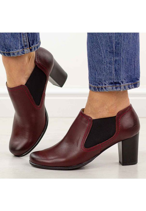 Bordowe Polskie botki damskie Gregors 553. Okazja: na co dzień. Nosek buta: okrągły. Kolor: czerwony. Szerokość cholewki: normalna. Materiał: skóra. Sezon: wiosna, jesień. Obcas: na obcasie. Styl: casual, elegancki, klasyczny, wizytowy. Wysokość obcasa: średni