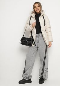 Born2be - Ciemnobeżowa Pikowana Kurtka z Kapturem Ozdobiona Sznurkami Olittia. Okazja: na co dzień. Typ kołnierza: kaptur. Kolor: beżowy. Materiał: jeans. Wzór: aplikacja. Styl: casual #2